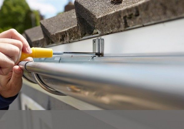 Como instalar uma caleira / algeroz Como instalar uma caleira / algeroz