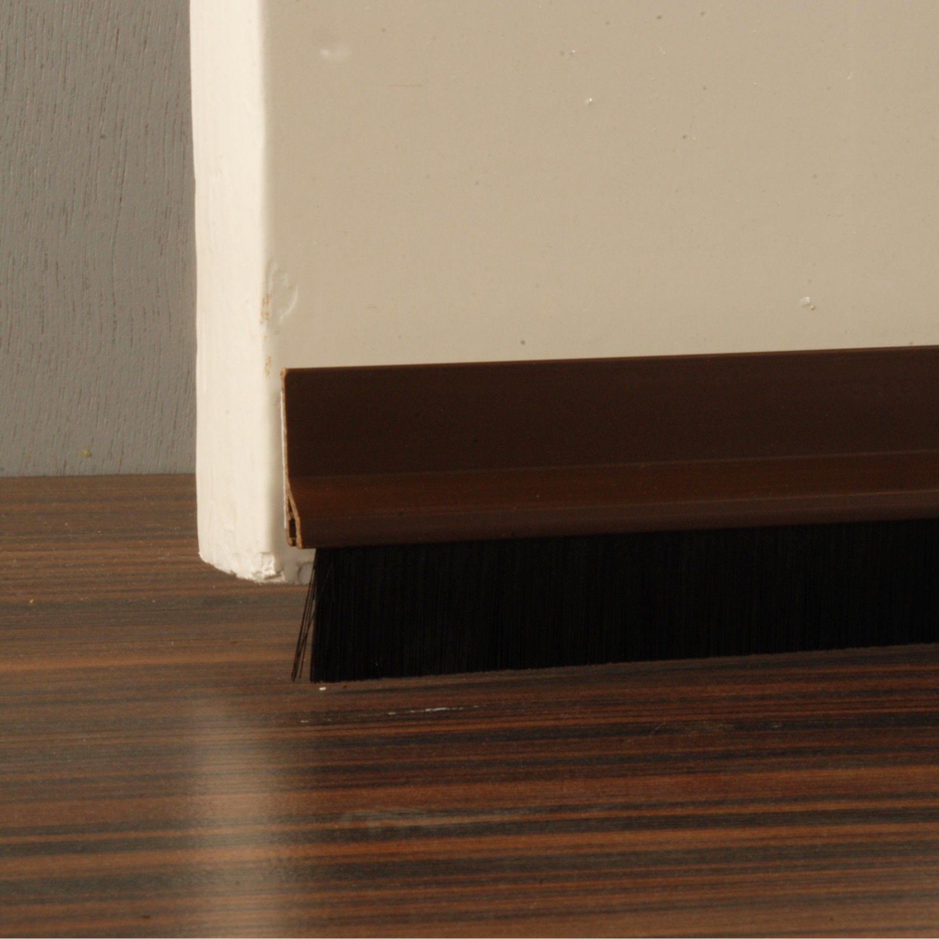 Régua Porta com Escova Castanho