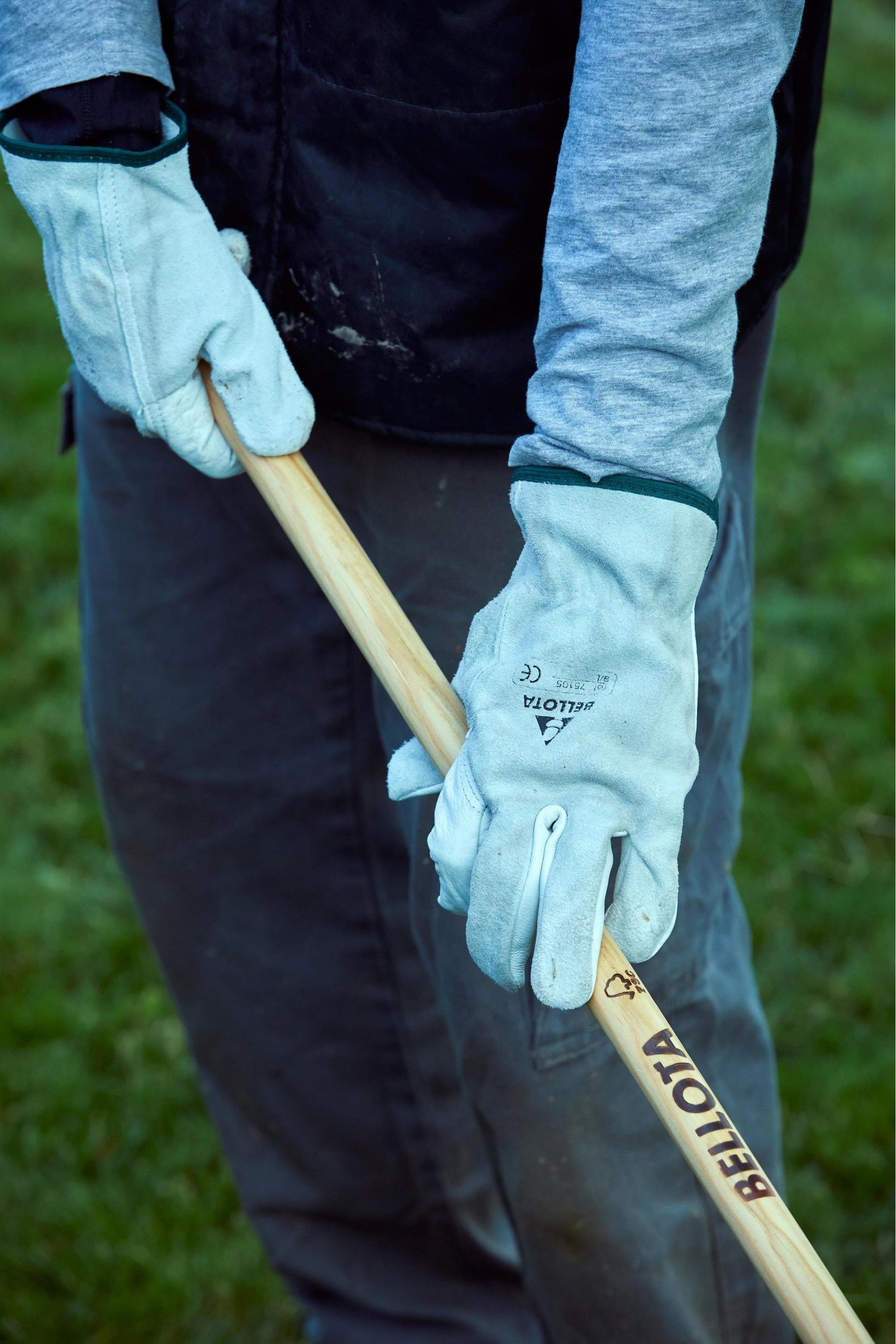 Vassoura de Folhas c/ Cabo Madeira