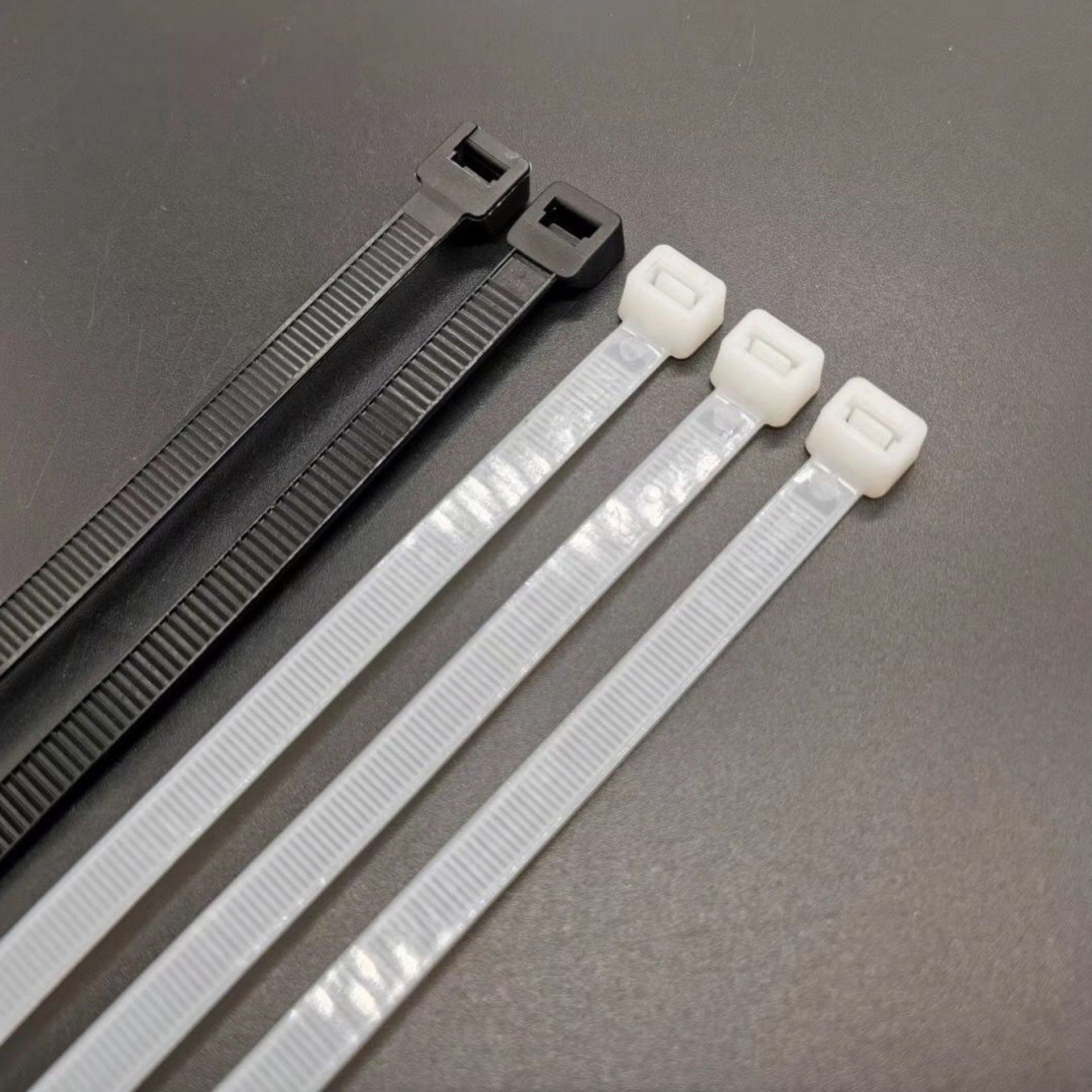 Abraçadeiras Serrilha 530x8,9mm Brancas 25un