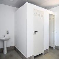 Porta Metal com Grelha Branca Direita 80x210cm Porta Metal com Grelha Branca Direita 80x210cm