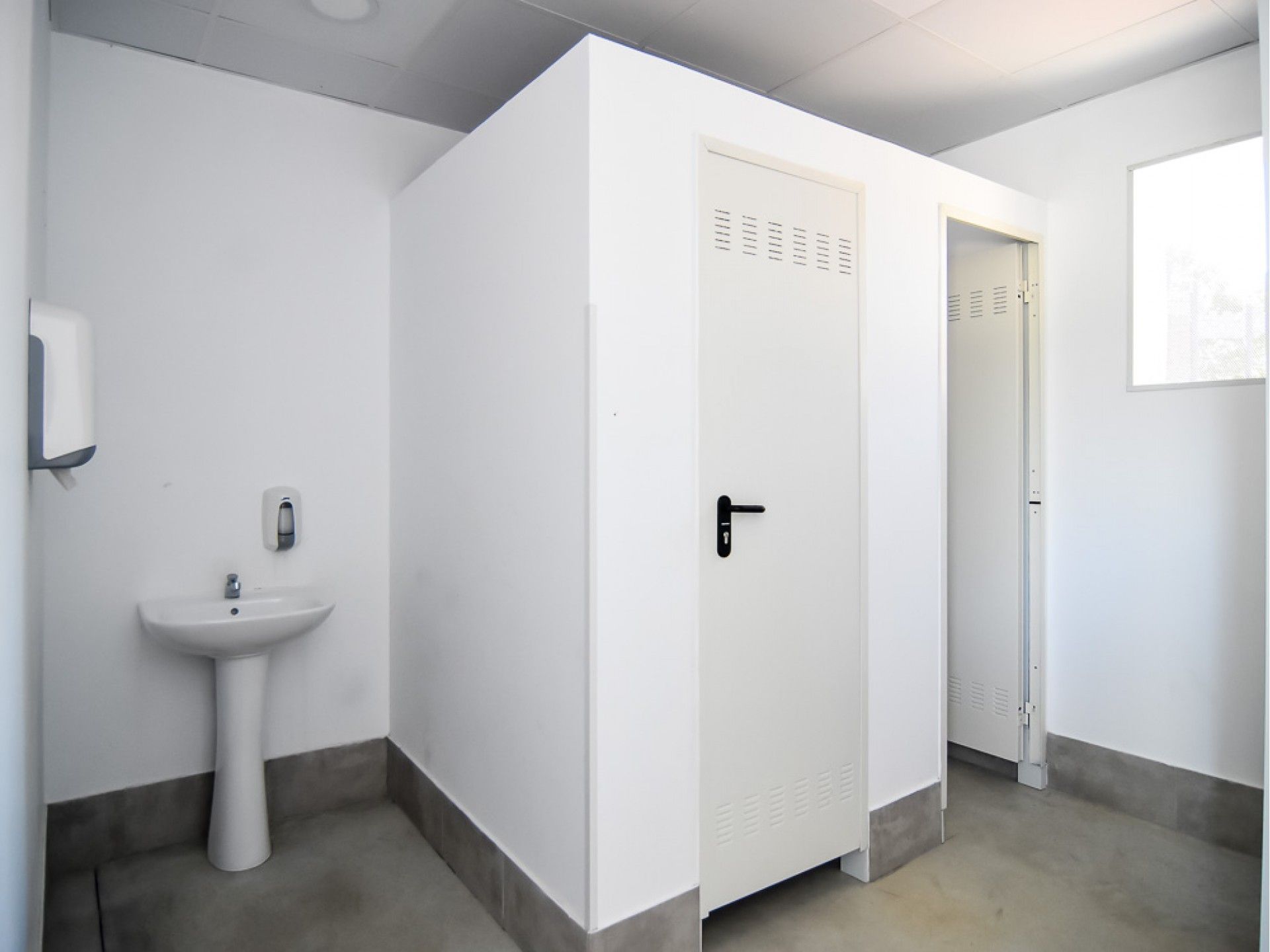 Porta Metal com Grelha Branca Direita 90x210cm