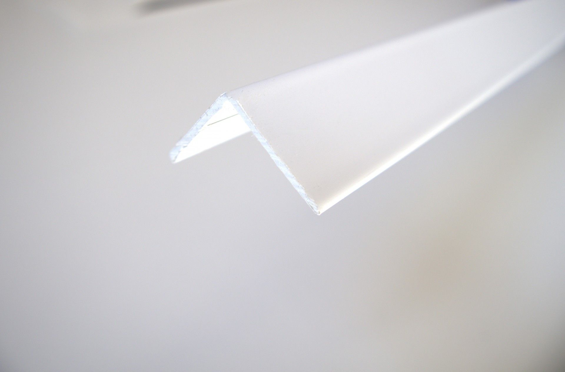 Cantoneira PVC Adesivo Branco 2800X25X25 mm