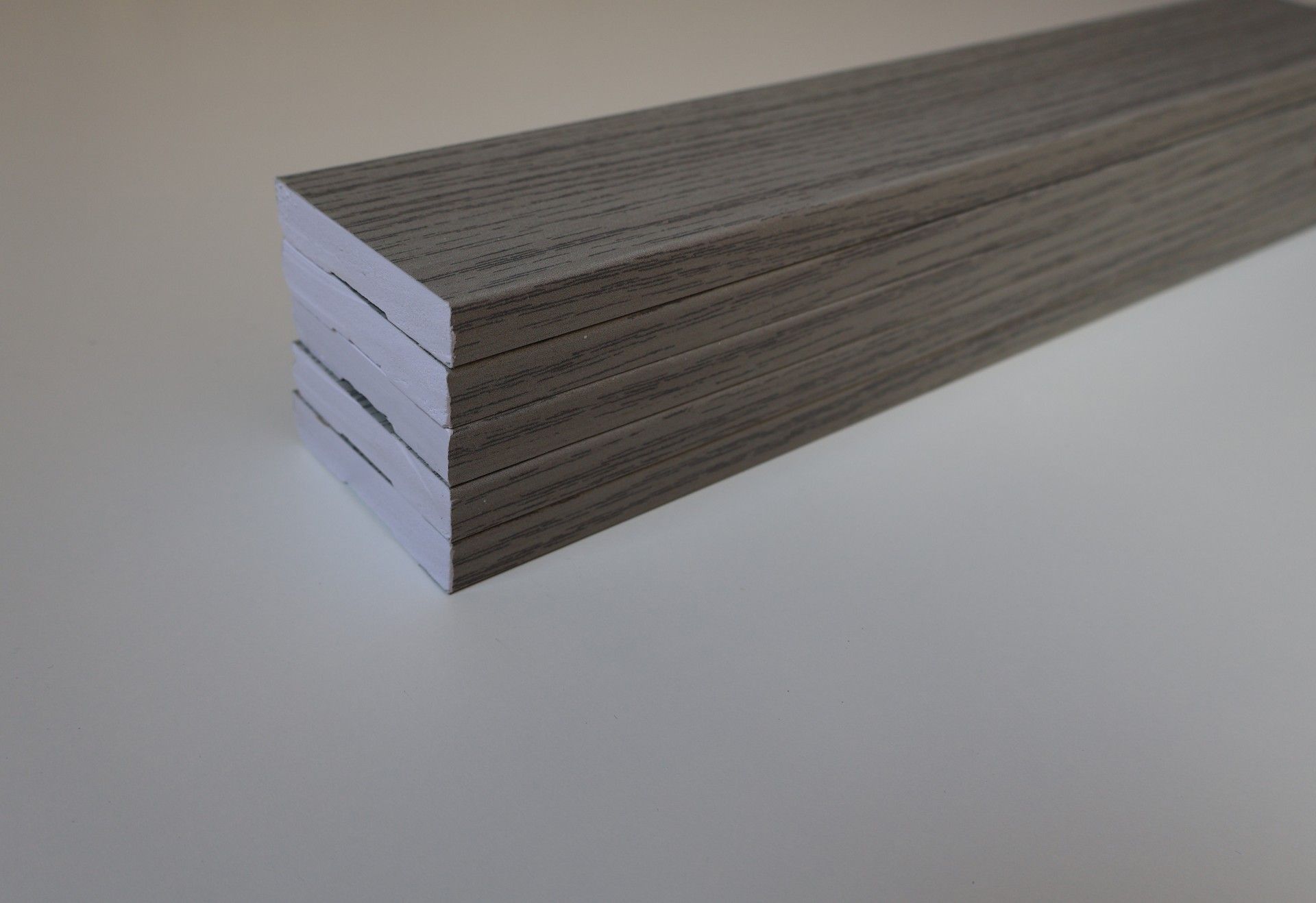 Pack 5 Rodapés PVC Expandido Carvalho Cinza 2500x70x14mm