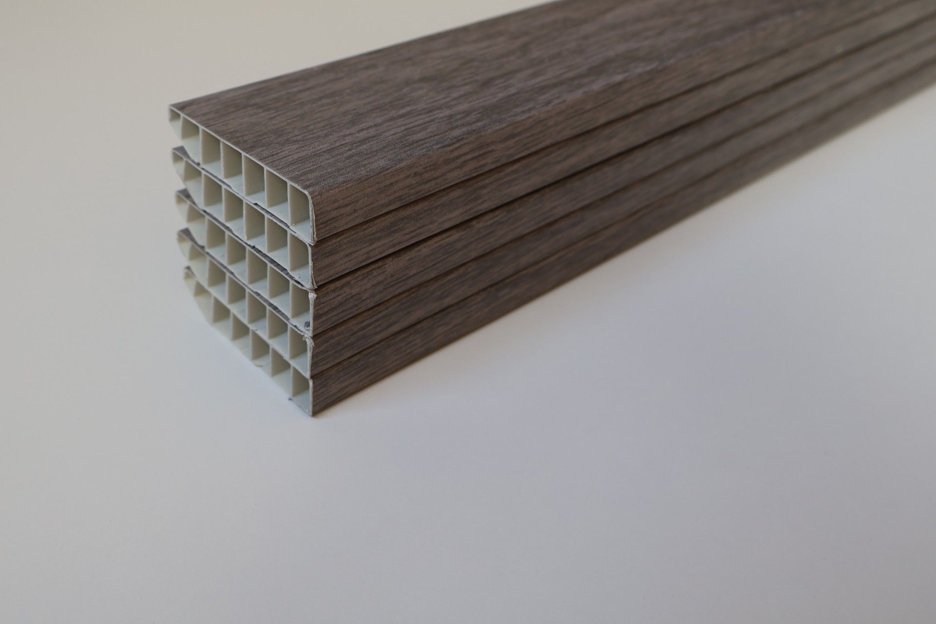 Pack 5 Rodapés PVC Alveolar Carvalho Cinza 2500x70x15mm