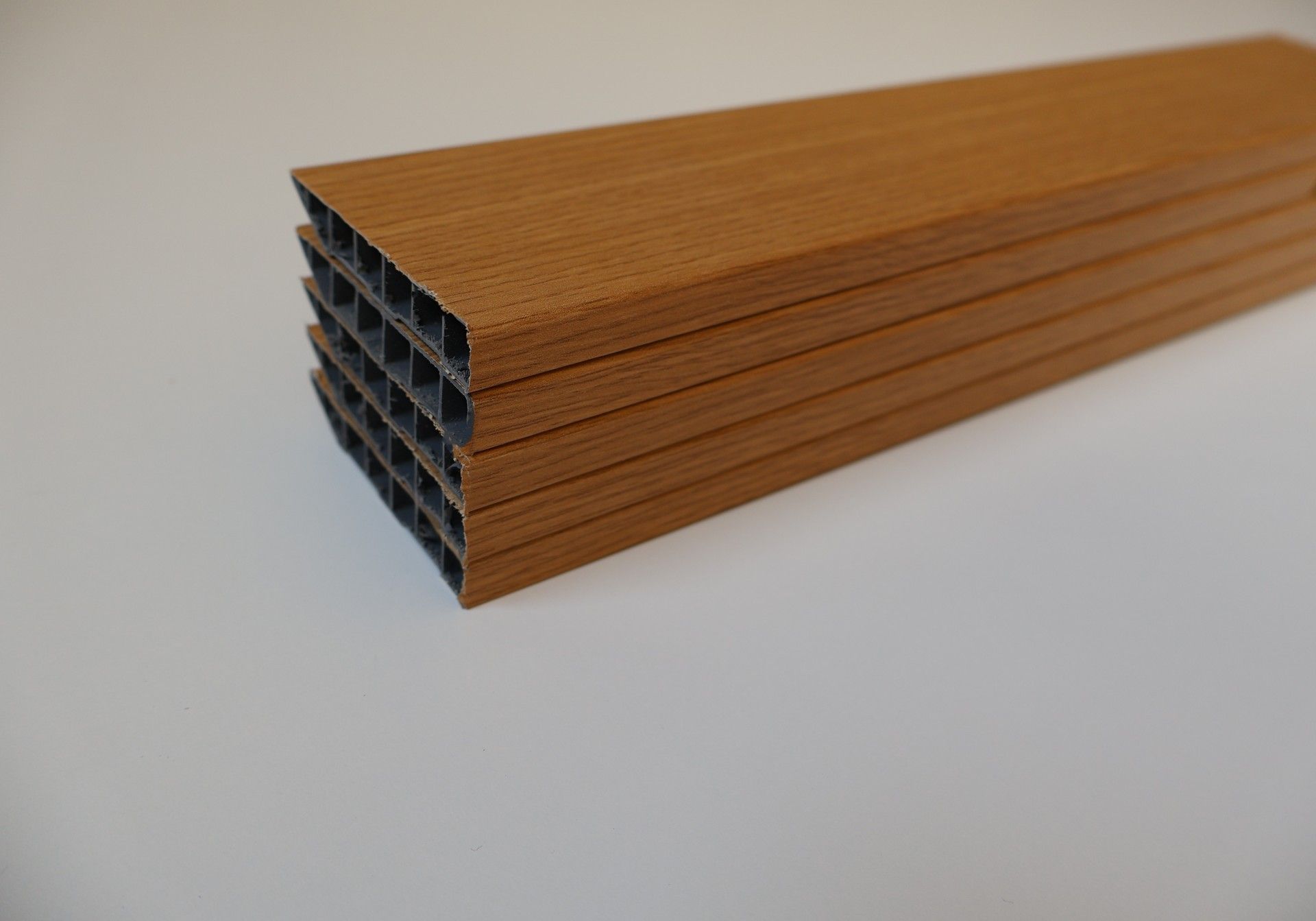 Pack 5 Rodapés PVC Alveolar Carvalho 2500x70x15mm