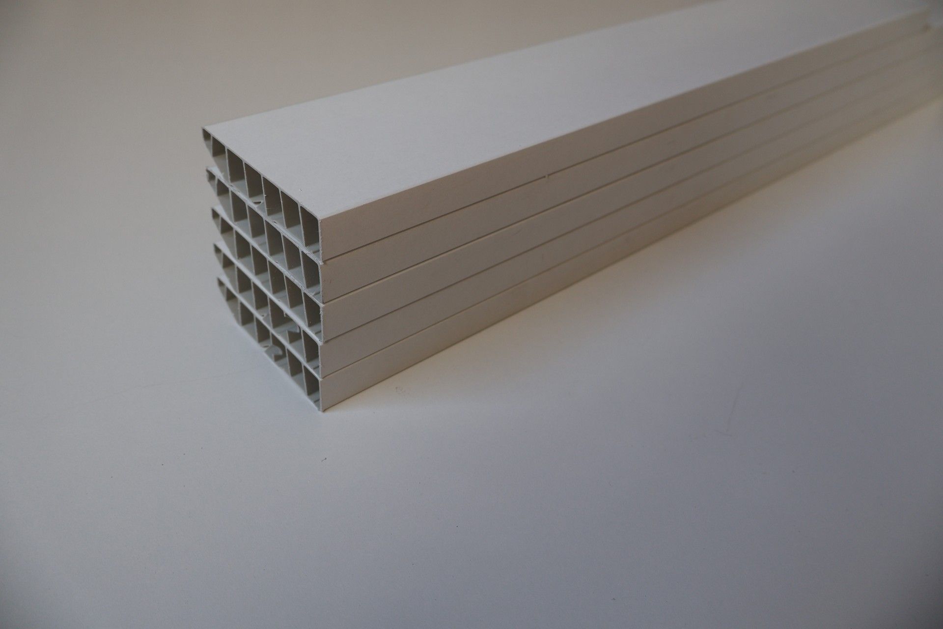 Pack 5 Rodapés PVC Alveolar Branco 2500x70x15mm