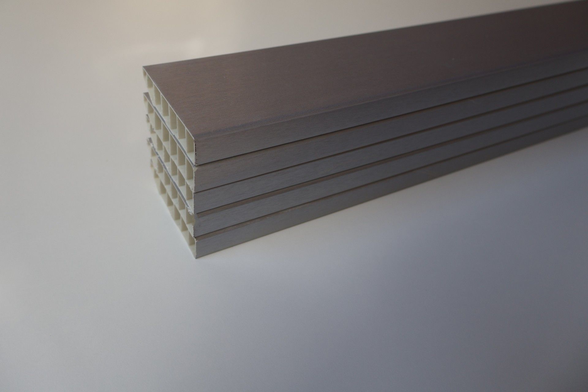 Pack 5 Rodapés PVC Alveolar Alumínio Escovado 2500x70x15mm