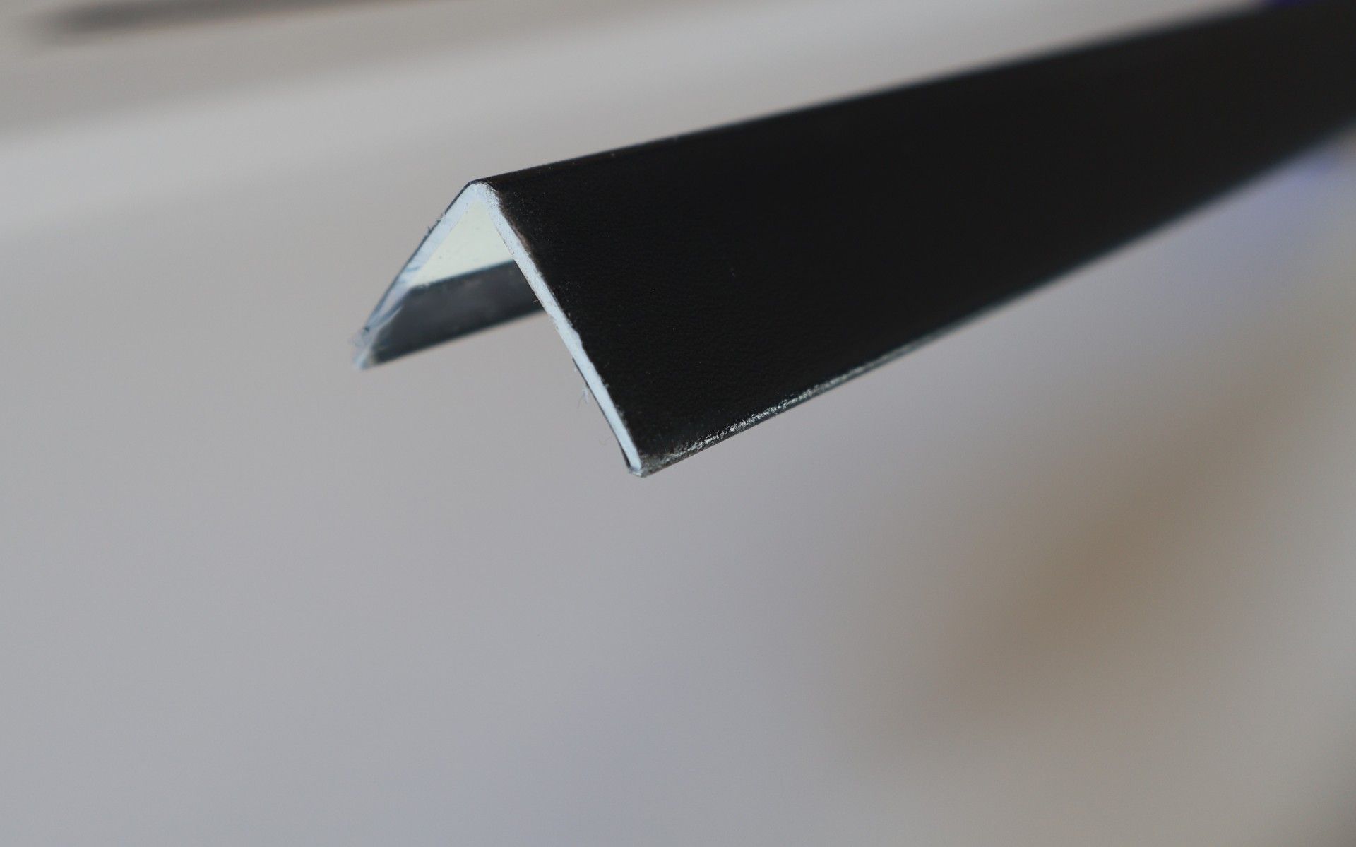 Cantoneira PVC Adesivo Preto 2800X25X25 mm