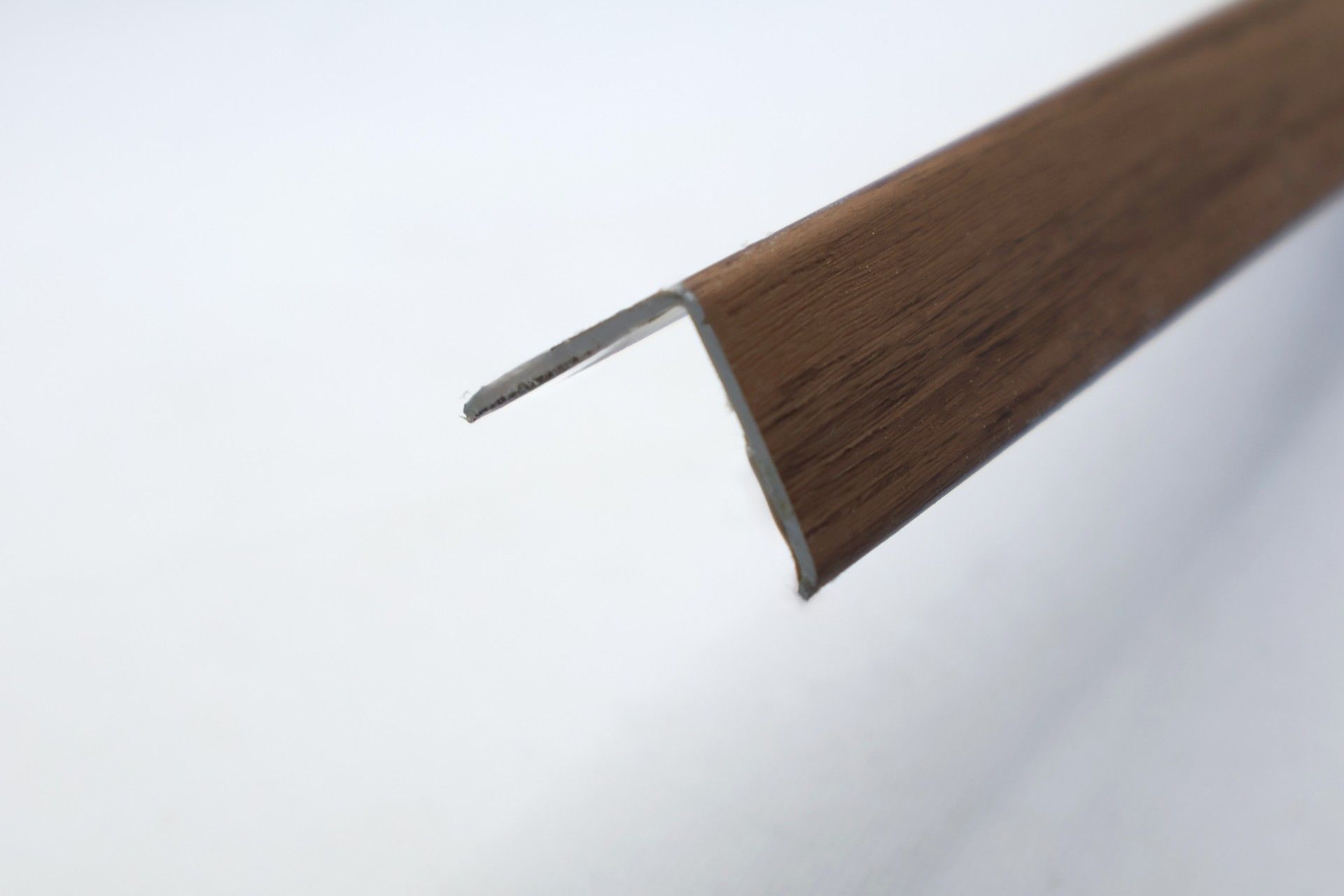 Cantoneira PVC Adesivo Nogueira 2800X25X25 mm