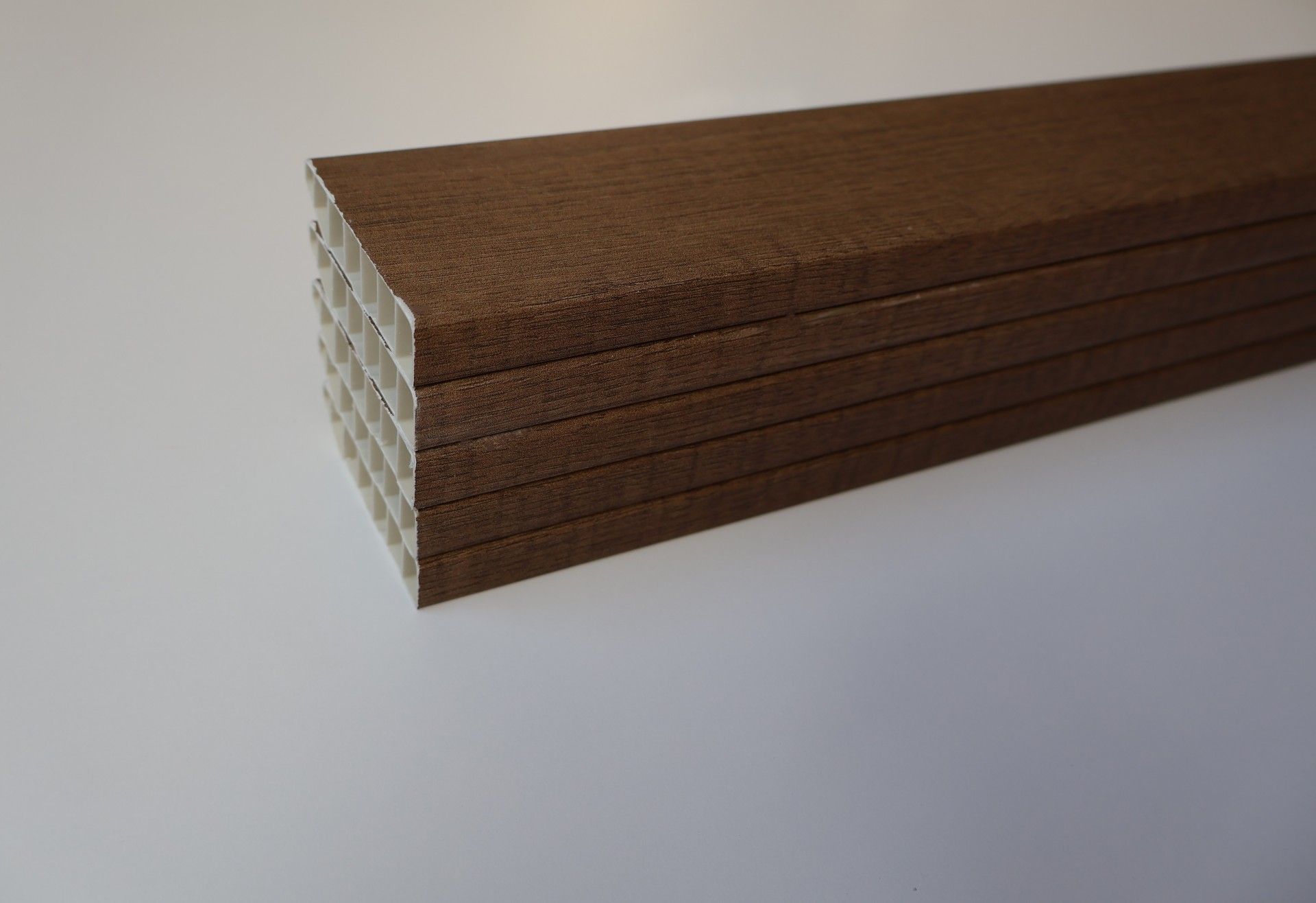 Pack 5 Rodapés PVC Alveolar Hystory 2500x70x15mm