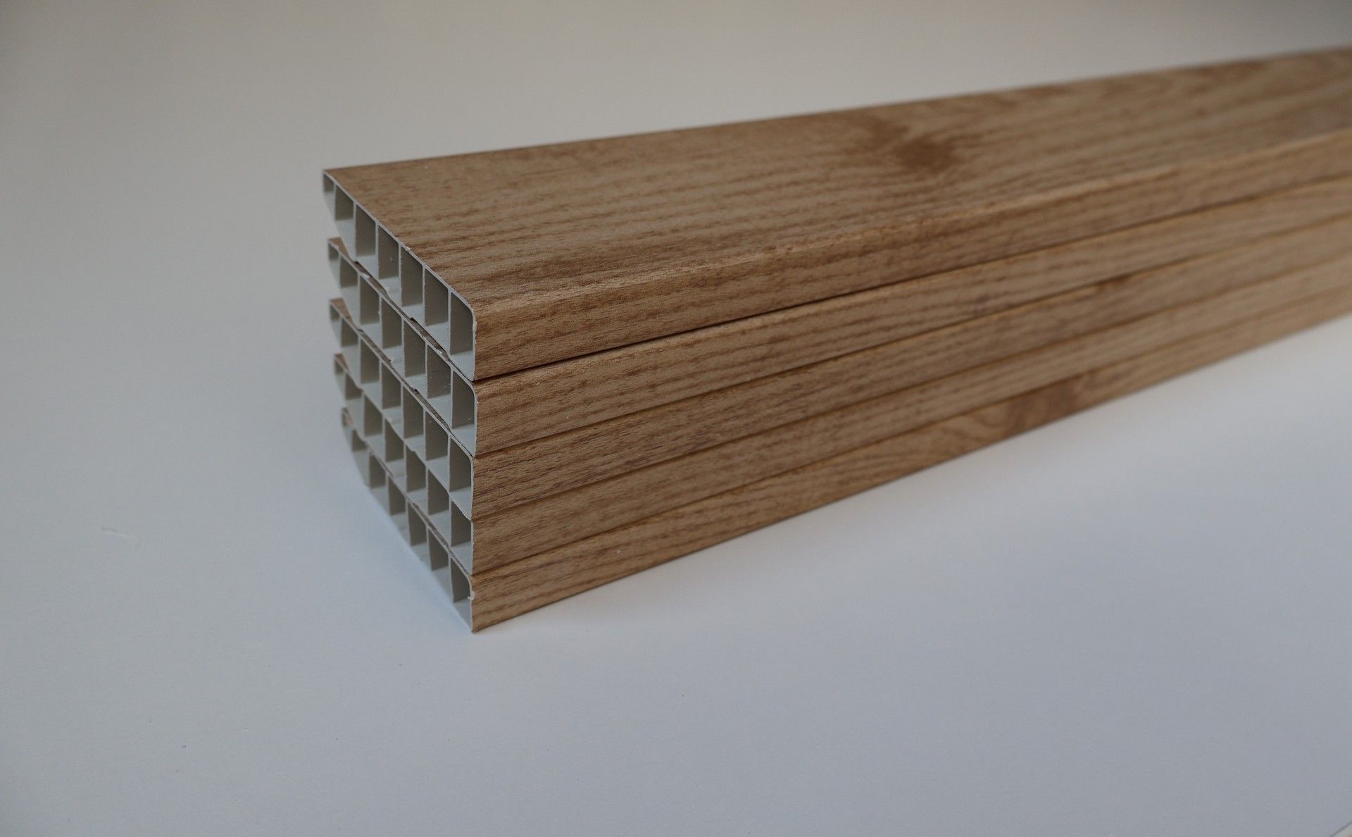 Pack 5 Rodapés PVC Alveolar Carvalho Claro 2500x70x15mm