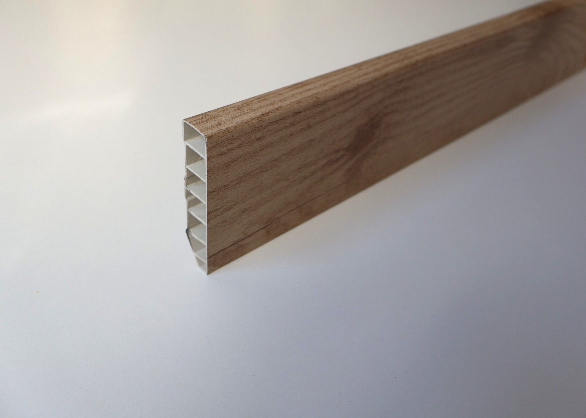 Rodapé PVC Alveolar Carvalho Claro 2500x70x15mm